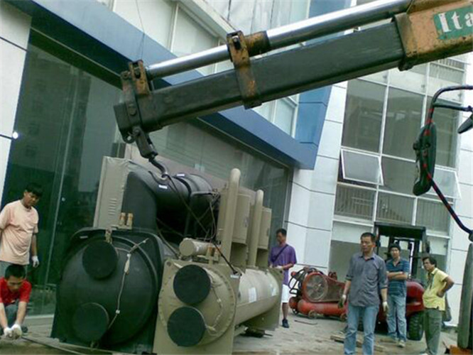 城固县随车吊和汽车吊的核心区别是什么？哪种更省钱？